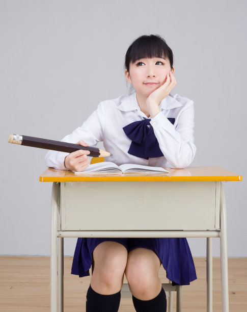 亚洲女学生用一支特大号铅笔学习图片下载
