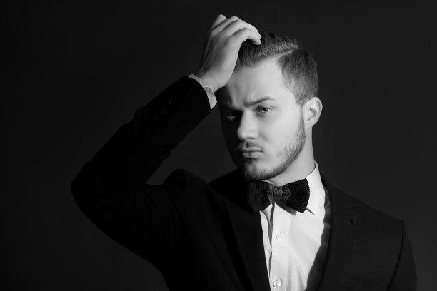 一个穿着西装的时尚年轻人的工作室肖像图片下载