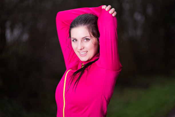 美丽的女人在一个雨天伸展图片下载