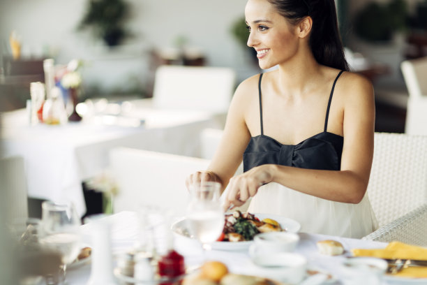 美女在吃午餐图片下载