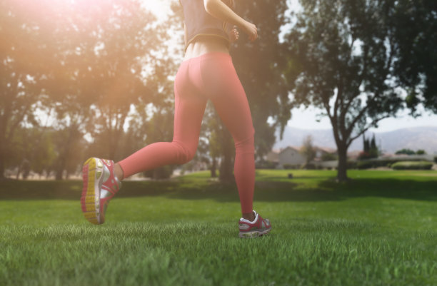 女运动员，在公园跑步图片下载