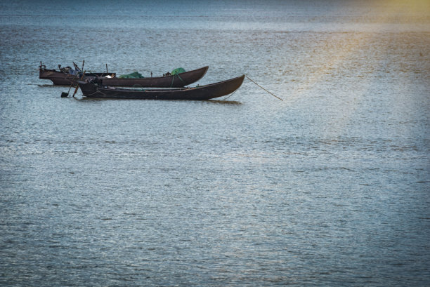 河上旧渔船的细节镜头图片下载