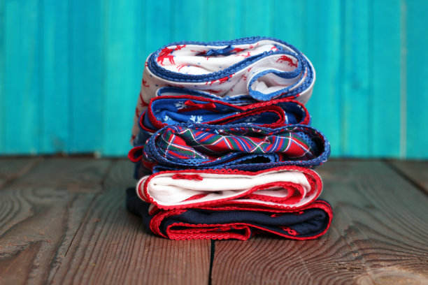 一堆女人的内裤躺在一张木桌上图片下载