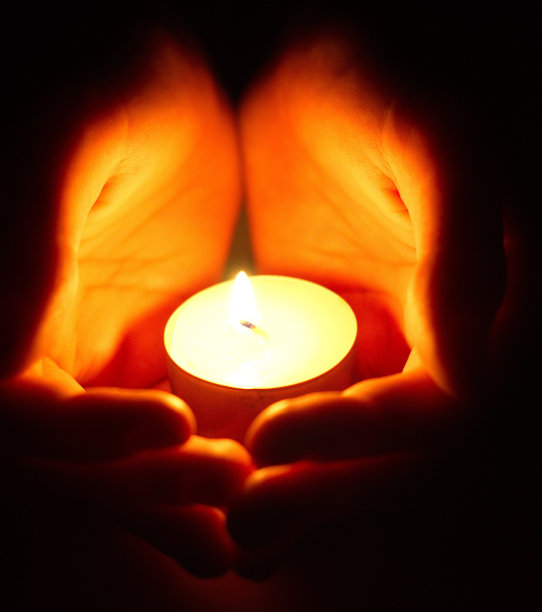 手中的蜡烛图片下载