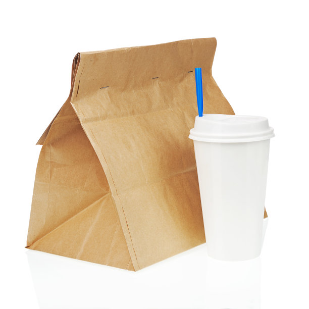 回收纸袋和咖啡或茶杯隔离图片下载