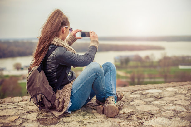 一个女人正在用手机拍照图片下载