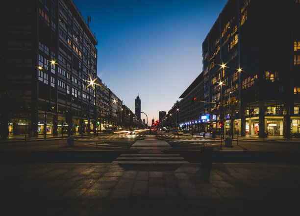 城市夜灯-意大利米兰图片下载
