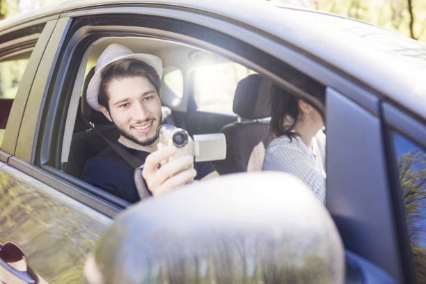 微笑的年轻人透过车窗录像图片下载