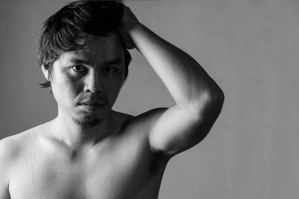 充满压力的裸男画像图片下载