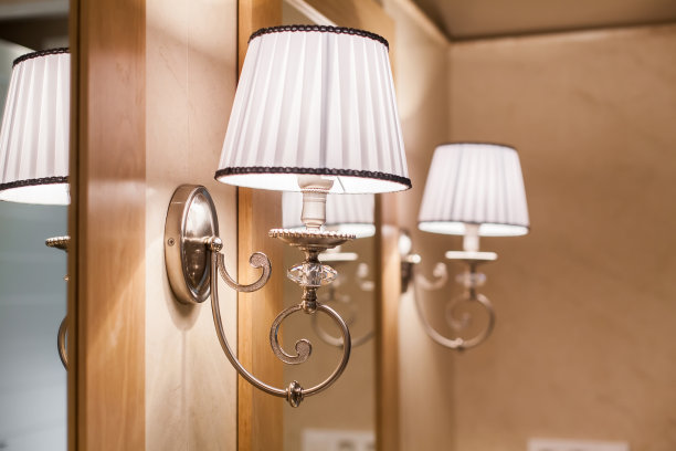 浴室里有柔和的灯光和镜子图片下载