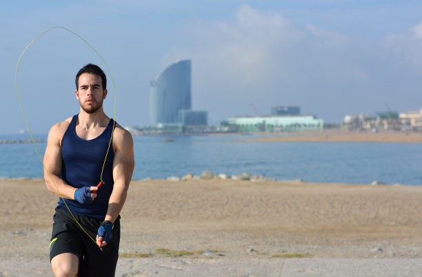 运动员在城市里跳绳图片下载