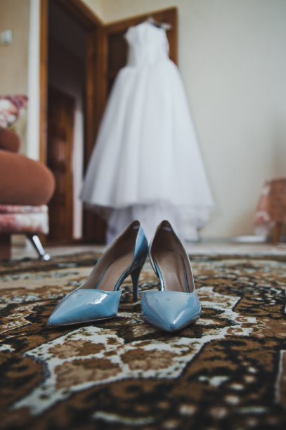 白色蓬松的裙子挂在衣架上图片下载