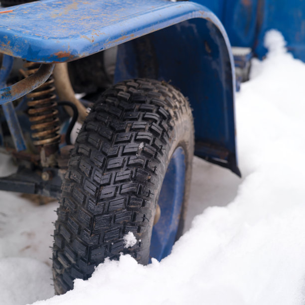 车轮陷在雪里图片下载