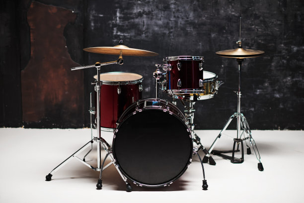 黑色背景的现代鼓素材图片