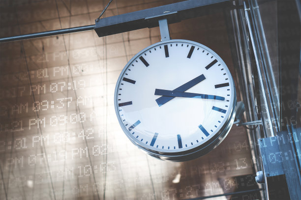 时间管理和调度概念。被数字时间编码AM和PM包围的模拟时钟。图片下载