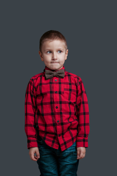 带着情感的小男孩的肖像图片下载