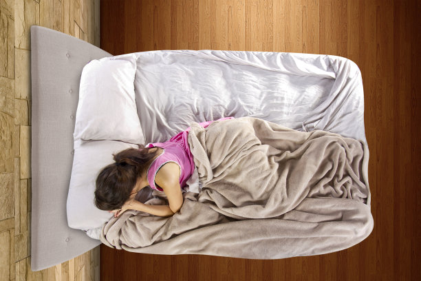 害怕的年轻女性独自在卧室里图片下载