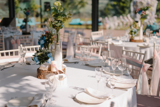 婚礼餐桌装饰蜡烛和玫瑰花束图片下载