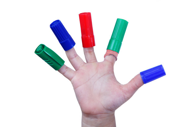 近距离的儿童手与彩色白板笔帽的顶部图片下载