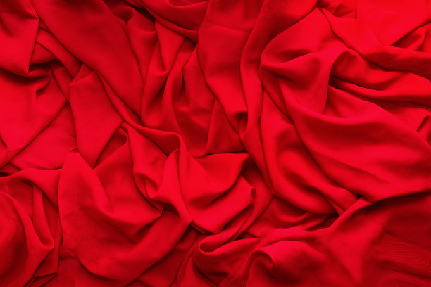 上面有皱褶的红布图片下载