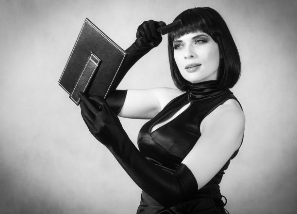 照镜子梳头的漂亮黑发女子图片下载