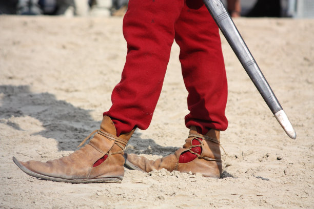 一个穿着中世纪鞋子的男人的特写图片下载