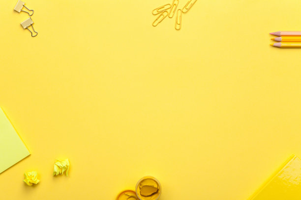 黄色背景上的学校配件图片下载