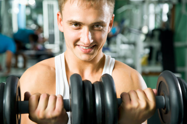 人与重量训练设备图片下载