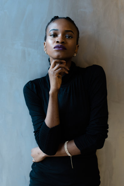 优雅的非洲或美国黑人妇女用手向下看图片下载