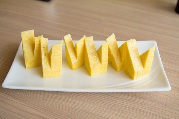 桌上盘子里的薯条特写镜头图片下载