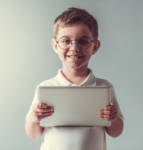 可爱的小男孩图片下载