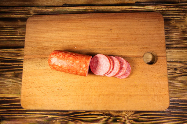 香肠切成薄片放在木桌上图片下载