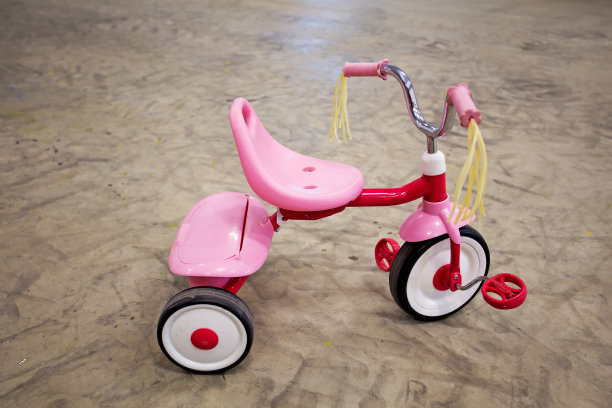 粉红色和红色的三轮车图片下载