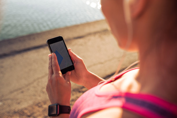 运动女性使用智能手机图片下载