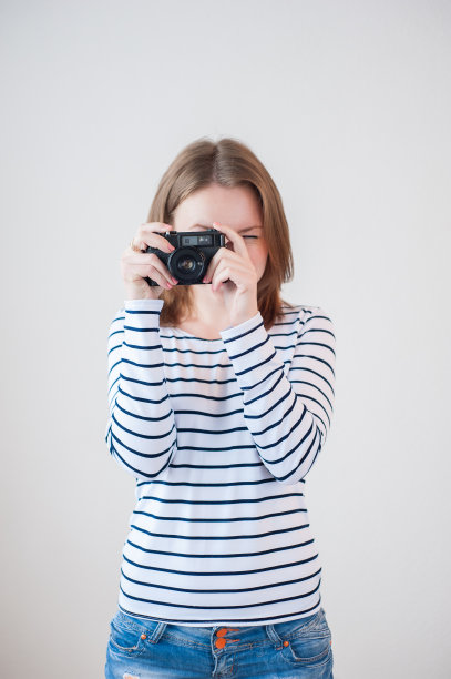 拿着旧相机的女孩图片下载
