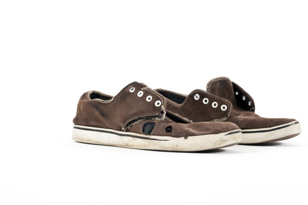 旧的棕色鞋，有洞图片下载