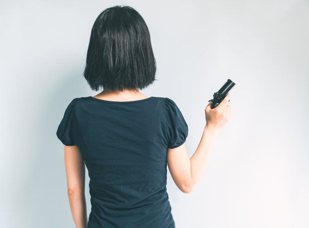 女人拿着枪图片下载