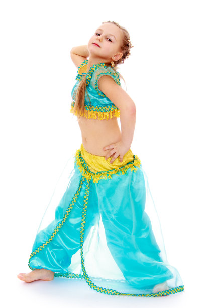 穿着东方服装的可爱小女孩图片下载