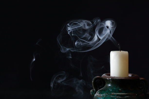 一个熄灭蜡烛图片下载