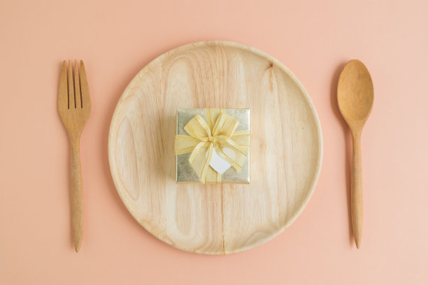 俯视图上的金礼盒木制板图片下载