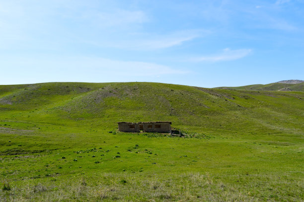 古老的羊圈在绿色的山萨尔塔利，吉尔吉斯斯坦图片下载