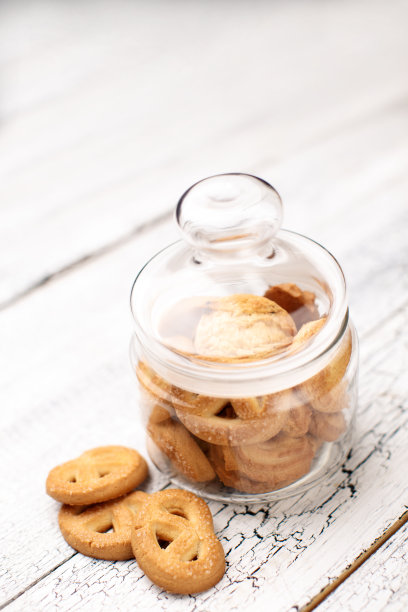 饼干在木制背景上图片下载