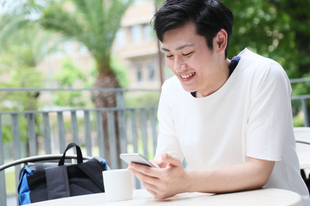 喜欢读电子邮件的学生素材图片