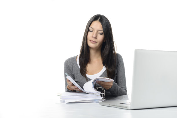 年轻女子在用笔记本电脑浏览活页夹图片下载