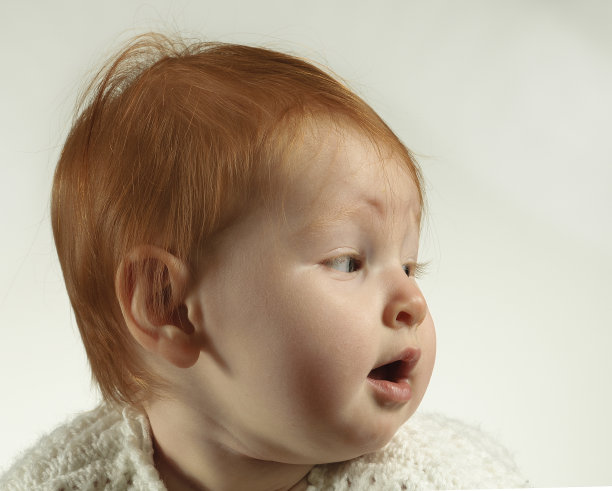 红色头发的婴儿图片下载