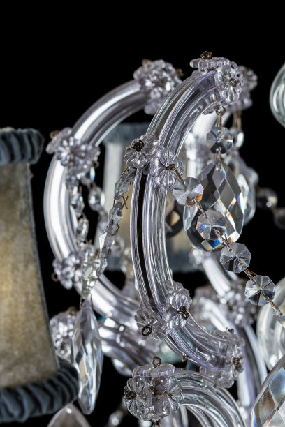 水晶吊灯特写。在黑色背景与复制空间图片下载