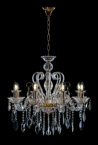 水晶吊灯。在黑色背景与复制空间图片下载