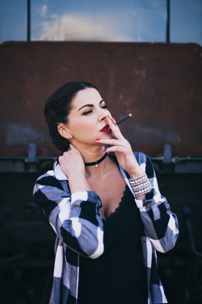 吸烟的黑发女人图片下载