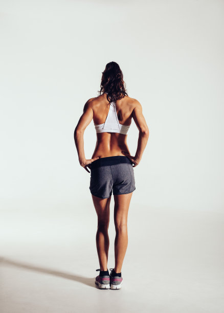 穿着运动服的年轻女子图片下载
