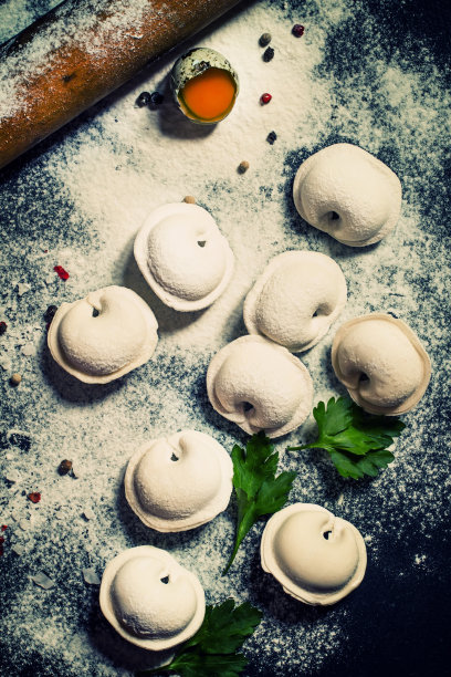 深色背景上自制的肉馅饺子图片下载